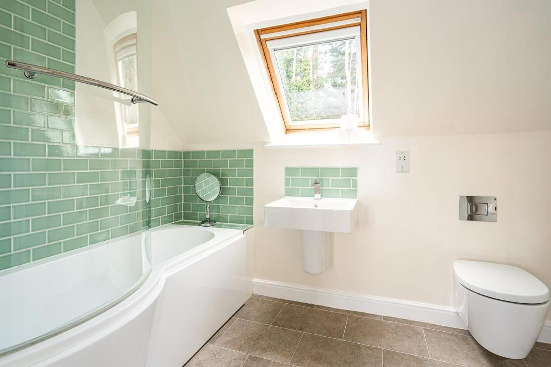 Spacious 2 Bedroom House With Stunning Views Bath Exterior photo